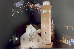 "Fuochi d'artificio illuminano la notte di Trani": le immagini spettacolari al TG5
