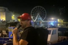 Metroman canta la sua "Soffro lo stress" sul porto:ed è boom di visualizzazioni sui social