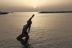 “Yoga, la poesia dell’alba”: dalla riva del mare di Trani, tra le prime luci e lo sciabordio delle onde