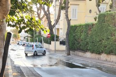Via Grado, esplosa una condotta: una voragine nell'asfalto e residenti senza acqua