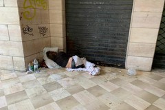 Grave l'infezione del clochard in Piazza della Repubblica: ma l'uomo rifiuta il ricovero