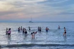 Le ragazze dell'Apulia Trani e  l'allenamento al mare: come un quadro di Monet