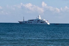 Baraka, lo yacht di lusso per vacanze da sogno, ancora al largo di Trani