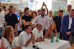 Bagno di folla per l'ex premier Conte a Trani