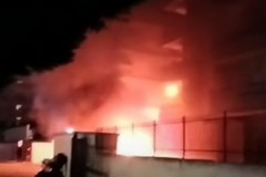 Auto in fiamme nella notte in via Cappuccini, azione dolosa?