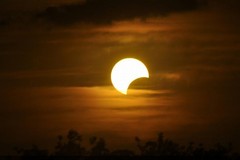 Il cielo stamattina dà spettacolo: eclissi parziale di sole, quando e come vederla