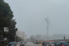 Trani come Milano, la nebbia raggiunge le vie della città