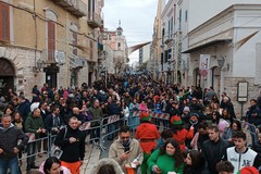 Epifania, bagno di folla in piazza Libertà per le calze di Trani Soccorso