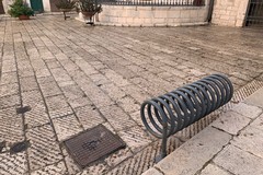 Piazza Tomaselli, il Comune: «La rastrelliera porta bici ripitturata e spostata»