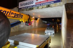 Pioggia torrenziale a Trani: due auto bloccate nel sottovia di Pozzopiano