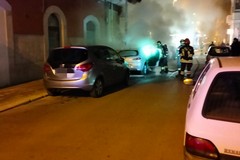 Auto in fiamme in via de Roggiero, residenti scendono in strada con secchi d'acqua