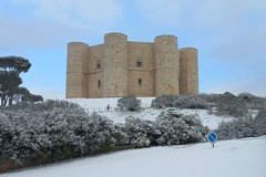 Arriva la neve anche nella Bat, Castel del Monte si tinge di bianco