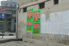 Manifesti pubblicitari abusivi sul muro dello stadio