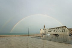 Come in un sogno, la Cattedrale avvolta da due arcobaleni