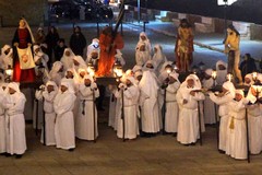 La passione di Cristo lungo le strade del centro: ieri la processione dei Misteri  a  Trani