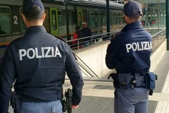 Branco di 15 ragazzi, salito a Trani, aggredisce un giovane sul treno Foggia-Bari: pestato tra il convoglio e la stazione di Bisceglie