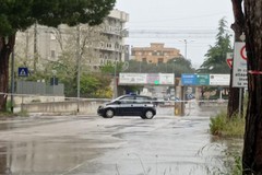 La pioggia allaga il ponte di Pozzo Piano, la Polizia Locale ne blocca l'accesso