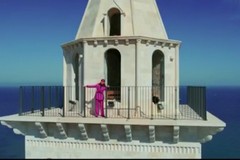La voce e il sorriso di Federica tra il mare e il cielo di Trani: ecco il video di "Un'ala di riserva"
