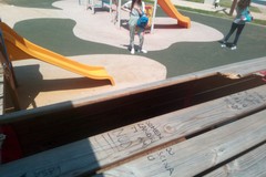 Anche il parco dei Cinque Sensi vandalizzato: continua il "tiro al bersaglio" alle giostrine dei bambini