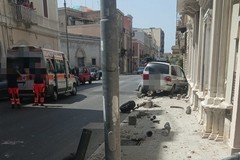 Violento incidente in via Malcangi, auto scavalca marciapiede e finisce contro muro