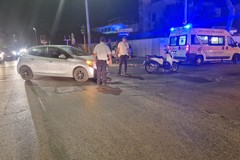 Incidente auto-moto in viale de Gemmis, feriti due ragazzi
