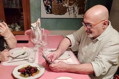 A Trani Luca Pappagallo, lo chef da 3 milioni di followers, sedotto  da olive fritte, rape e cicorielle