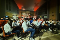 Un'orchestra immensa di ragazzi e bambini nel concerto di Natale della Bovio Rocca Palumbo