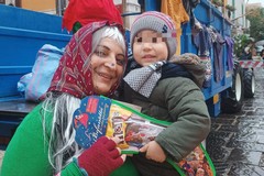 La pioggia non ferma la Befana di Trani Soccorso: distribuite ai bambini più di 1500 calze