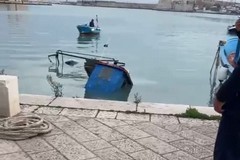 Recuperato il barcone che affondò per "salvare" l'automobile sulla banchina del Porto