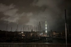 Come un paesaggio a carboncino: il fascino del porto di Trani nel blackout