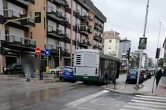 Traffico in tilt in corso de Gasperi: una macchina finisce sul marciapiede 