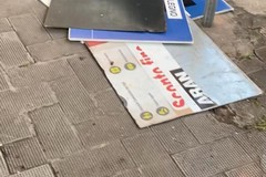 Festeggiamenti in piazza della Repubblica, danneggiate insegne parapedonali: toccherà rifarle