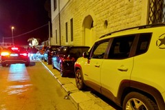 Sosta selvaggia sul Porto, auto in fila parcheggiate sul marciapiede