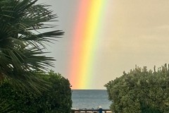 Tra pioggia e sole: un arcobaleno sfacciatamente bello si tuffa nel mare di Trani