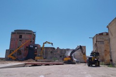 Al via la demolizione dell'ex distilleria Angelini a Trani