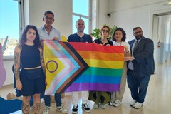Pride month, sulla facciata del Comune di Trani da oggi sventola la bandiera lgbtqia+