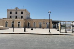 È in ferie la biglietteria della Stazione, troppi passeggeri della linea Stp (per destinazioni tra interno e mare) restano a terra