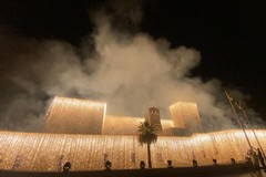 La cascata di luce sul castello Svevo a Trani, la festa per Manfredi e Elena