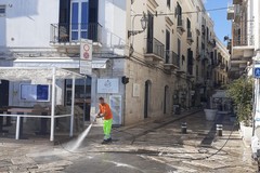 Via Zanardelli, operai Amiu in azione per pulire e lavare la strada in preda allo sporco