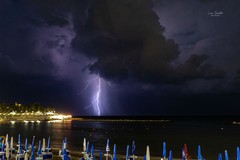 Per Giove! Fulmini e saette su Trani, lo scatto spettacolare dalla spiaggia di Colonna