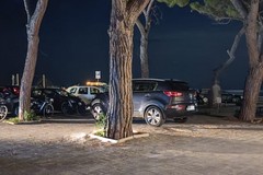 "Un po' dove ci pare": sul piazzale del Monastero auto in sosta sul marciapiede