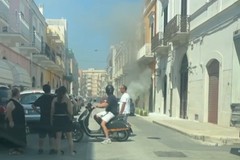 Auto in fiamme in via Umberto, gente in strada, accesso bloccato