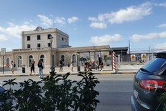 Guasto ferroviario, bus presi d'assalto alla stazione di Trani