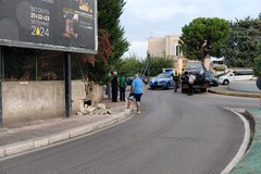 Perde il controllo dell'auto e sfonda un muro, illesa donna alla guida