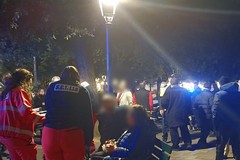 Marito e moglie cadono in un'aiuola in piazza della Repubblica, trasportati in ospedale