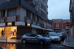 Caduti pezzi di rivestimento dal palazzo dell'Oviesse, tratto di via Calatafimi chiuso al traffico