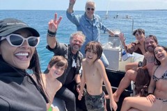 Festa nel mare di Trani per la liberazione di due tartarughe con Edoardo Stoppa e Juliana Moreira