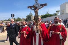 Una folla festante accoglie il Crocifisso di Colonna sul Porto di Trani. LE FOTO