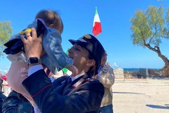 Festa della mamma, la tenerezza di una donna carabiniere e suo figlio