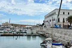Al via la rimozione della pedana del ristorante galleggiante nella Darsena di Trani